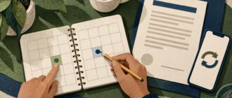 Календарь, открытый договор и телефон с символом продления займа