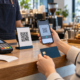 Покупатель сканирует QR-код телефоном рядом с кредитной картой у кассы